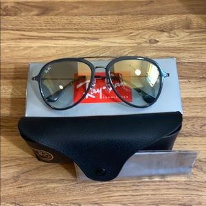 Unisex Ray-Ban aviators.